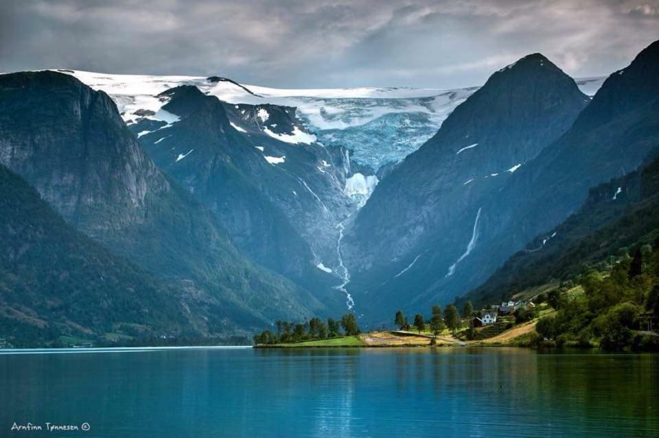 Glacier And Waterfall View Briksdalsbre Екстер'єр фото